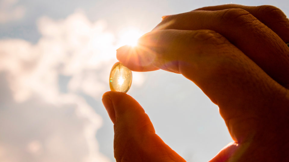 Vitamina D: para que serve e como tomar Assim como através do sol, consumir suplementos dietéticos também são formas de adquirir vitamina D