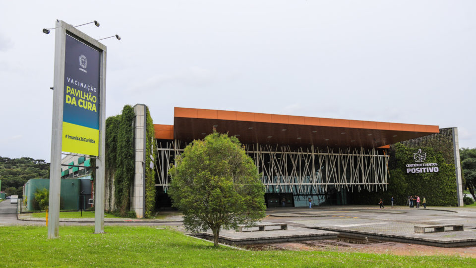 Em Curitiba, foragido da Justiça é preso na fila de vacinação Pavilhão da Cura, no Parque Barigui, em registro de janeiro de 2021