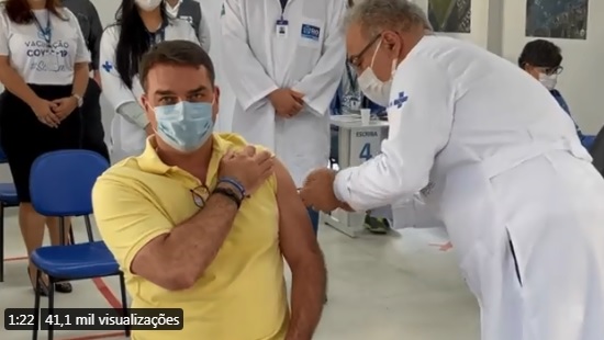Flávio Bolsonaro é vacinado contra Covid-19 pelo ministro da Saúde Ministro da Saúde, Marcelo Queiroga, aplica vacina contra Covid-19 no senador Flávio Bolsonaro.