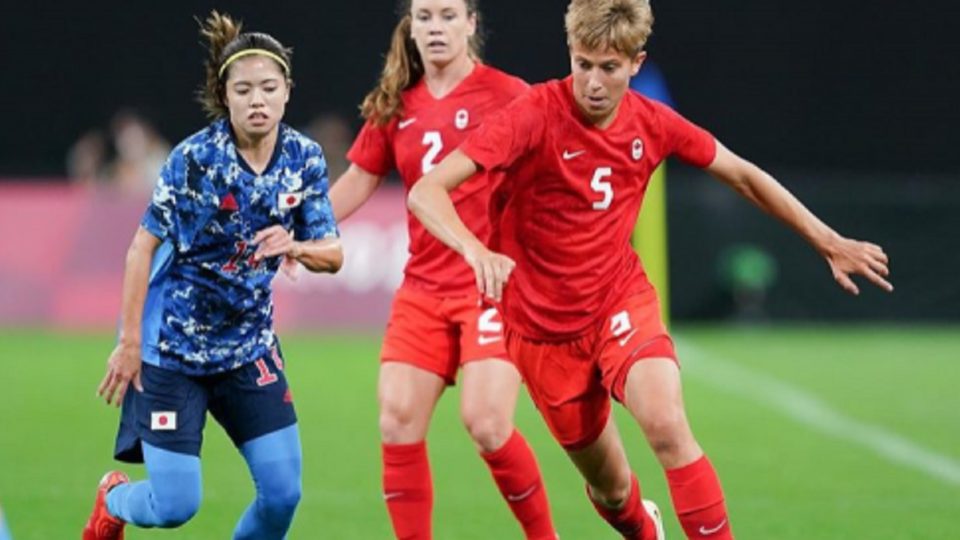 Quinn é mulher. Não importa o que diga a locutora “esclarecida” A julgar como as entidades esportivas tratam o esporte feminino, logo voltaremos à Antiguidade, quando mulher era considerada uma forma imperfeita do homem.