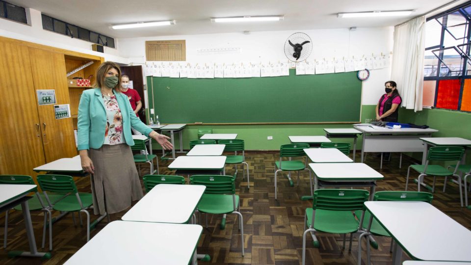 Prazo para pais optarem por ensino híbrido ou remoto em Curitiba termina nesta sexta (23) Cem unidades já voltaram em formato híbrido esta semana
