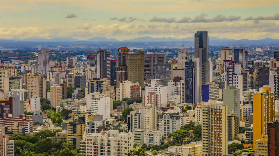 Região Metropolitana de Curitiba tem maior índice na prévia da inflação de julho Energia elétrica e passagens aéreas pesaram no indicador da capital e região, segundo IBGE