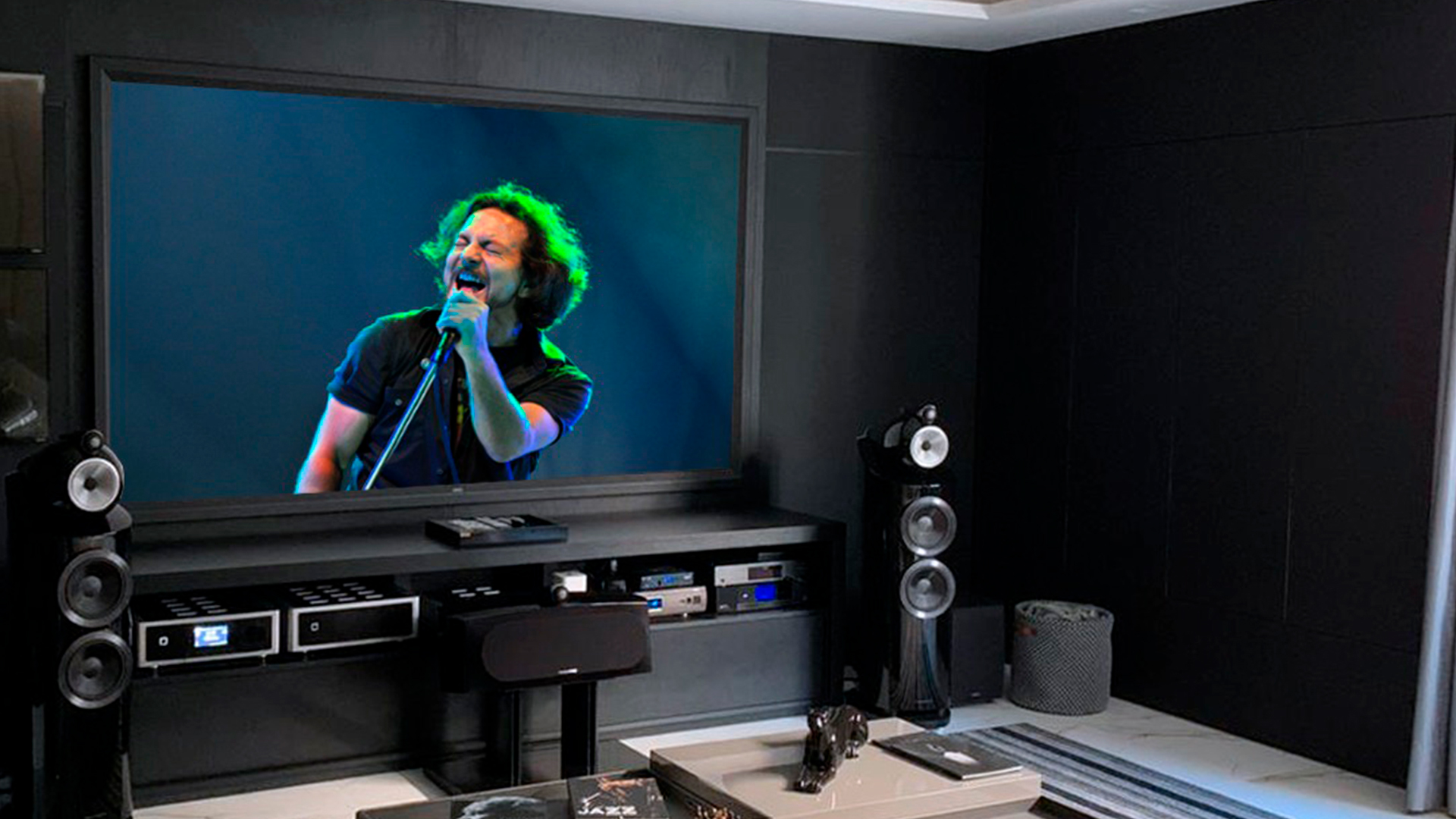 Um bom cinema em casa é aquele que possui uma estrutura de som e imagem que entrega desempenho excepcional durante seu momento de lazer.