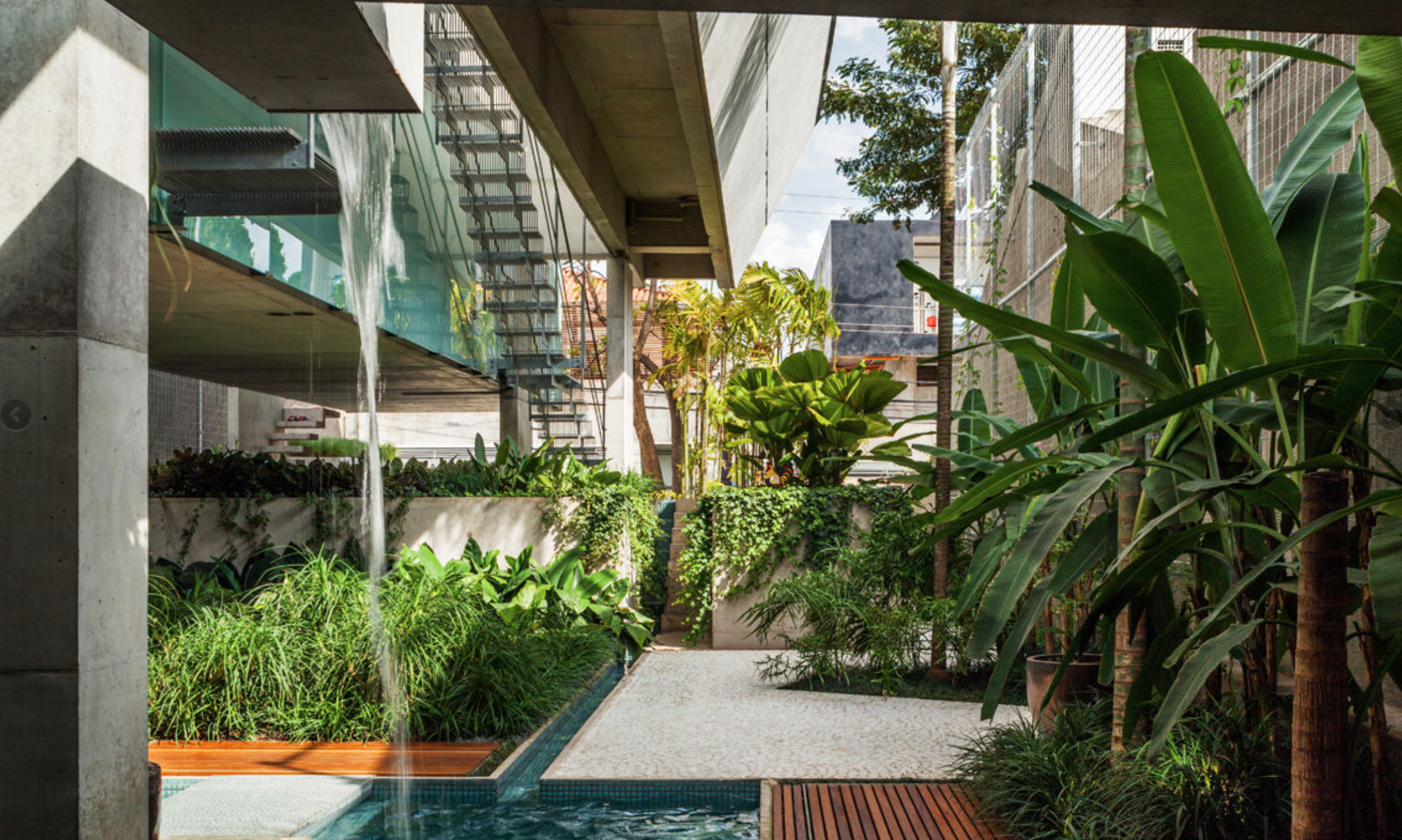 Casa de fim de semana, construída em 2014, com projeto do SPBR, que elevou a piscina para que a área recebesse sol o dia todo, uma vez que o terreno fica entre dois edifícios altos do centro de São Paulo. Casa de fim de semana, construída em 2014, com projeto do SPBR, que elevou a piscina para que a área recebesse sol o dia todo, uma vez que o terreno fica entre dois edifícios altos do centro de São Paulo.