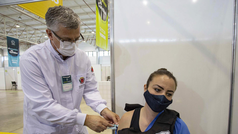 Curitiba vacina parte do grupo de 36 anos de idade, além de gestantes e puérperas Curitiba vacina parte do grupo de 36 anos de idade, além de gestantes e puérperas