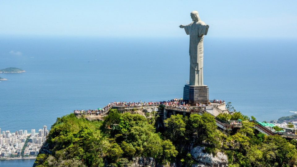 Agora querem atacar o nosso direito de locomoção Visitantes do Cristo Redentor, no Rio de Janeiro, terão de apresentar carteira de vacinação com as duas doses completas contra a Covid-19 para poderem entrar no ponto turístico.
