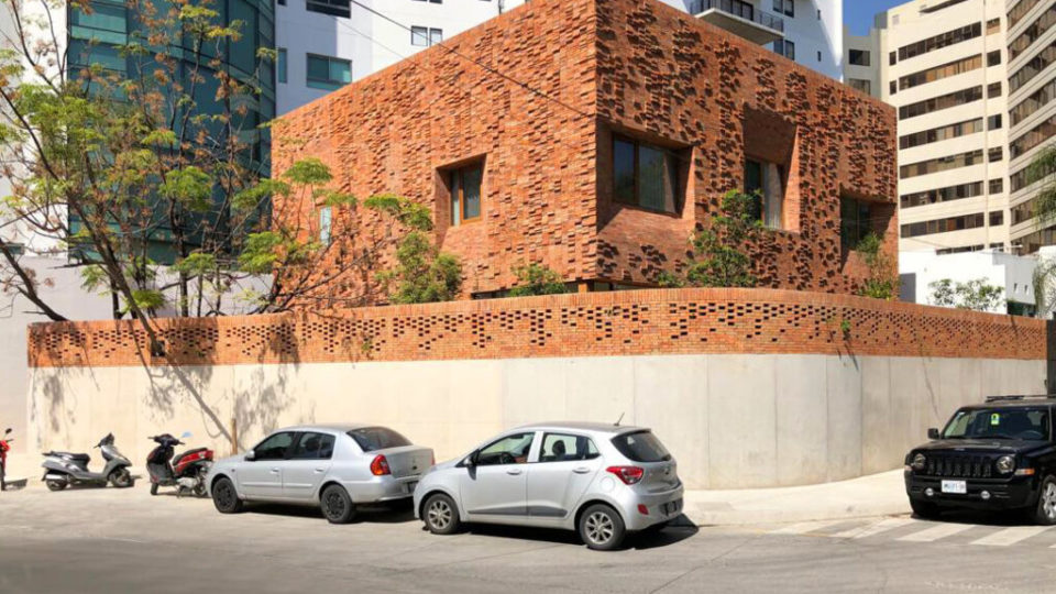 Arquitetos latino-americanos convidam a repensar a casa a partir da autoria, espaços e materiais Casa Del Parque, por Tatiana Bilbao