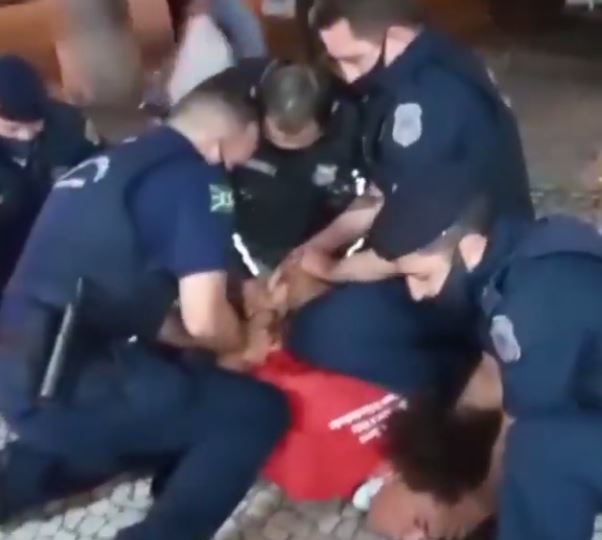 Vereador de Curitiba é detido pela GM durante ato contra governo Bolsonaro Vereador Renato Freitas sendo imobilizado por agentes da Guarda Municipal