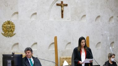 Plenário do STF com crucifixo