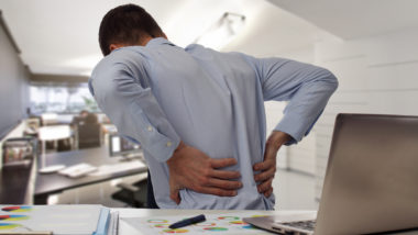 Acabe com aquela ‘dor de estimação’: o que é CBD e quais os benefícios? Além das dores crônicas, outros problemas de saúde, como transtornos psicoemocionais e alguns tipos de câncer podem ter sintomas atenuados pelo uso de CBD