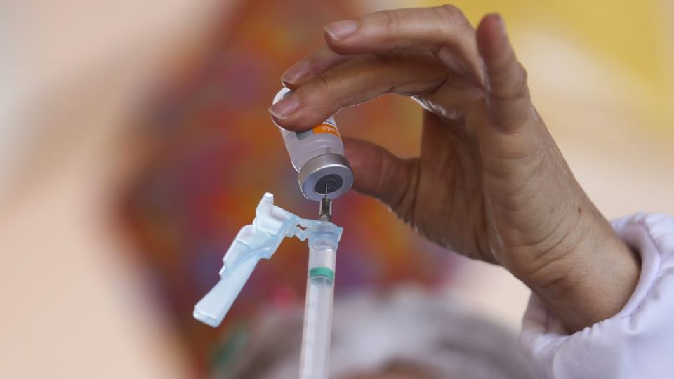 Nova etapa do estudo com a Coronavac em Serrana avalia imunidade de longo prazo Voluntários que participaram da primeira etapa do estudo, e que receberam as duas doses da Coronavac, podem fazer parte da segunda