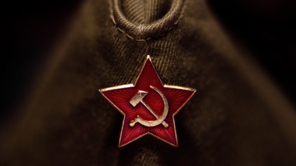 Insígnia da foice e do martelo em um uniforme militar