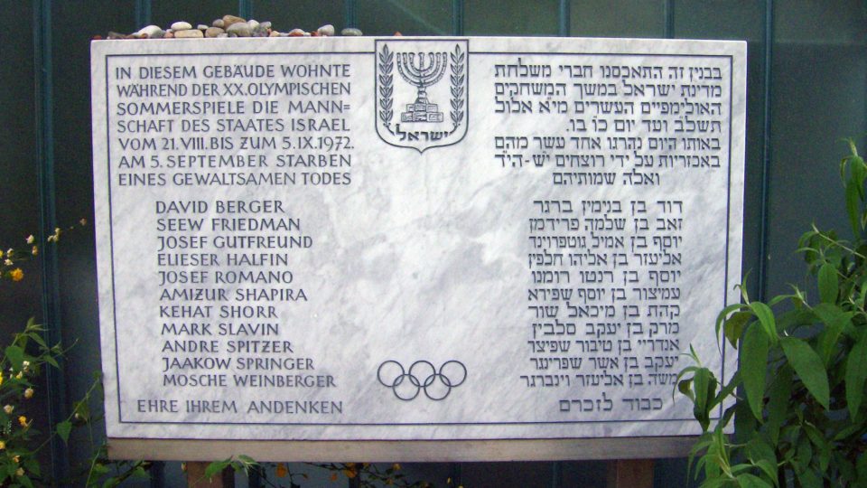 O antissemitismo nos Jogos Olímpicos Na antiga Vila Olímpica de Munique, uma placa recorda os israelenses mortos no ataque terrorista de 1972.