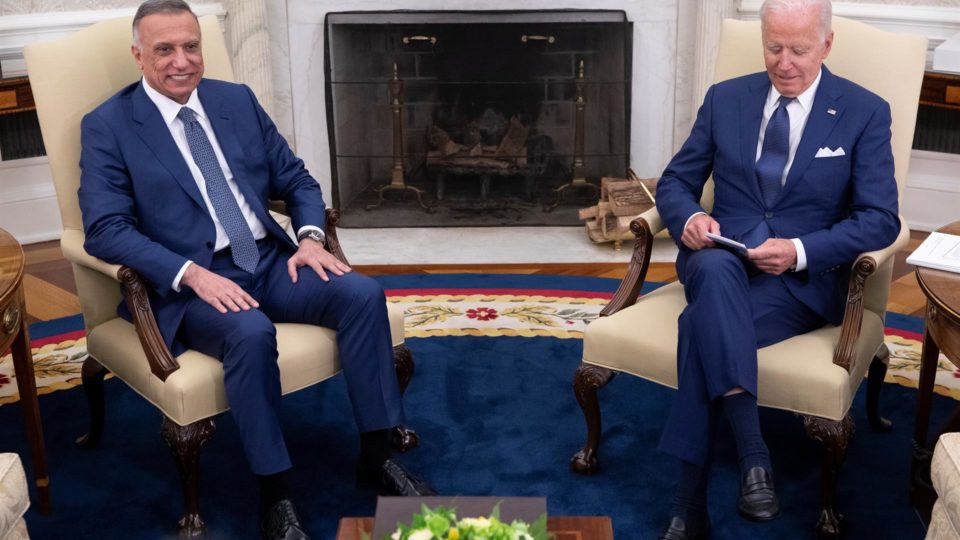 Biden anuncia fim da missão de combate dos EUA no Iraque. O que isso significa? O presidente dos EUA, Joe Biden, encontra-se com Mustafa Al-Kadhimi, o primeiro-ministro do Iraque, no Salão Oval da Casa Branca em Washington, DC, EUA, em 26 de julho de 2021