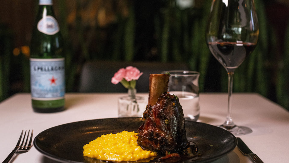 La Varenne provoca o paladar com lançamento de novo cardápio. Arrasa Jarret de vitelo, assado lentamente, ao molho do próprio assado e risoto de açafrão – do novo cardápio do restaurante La Varenne.
