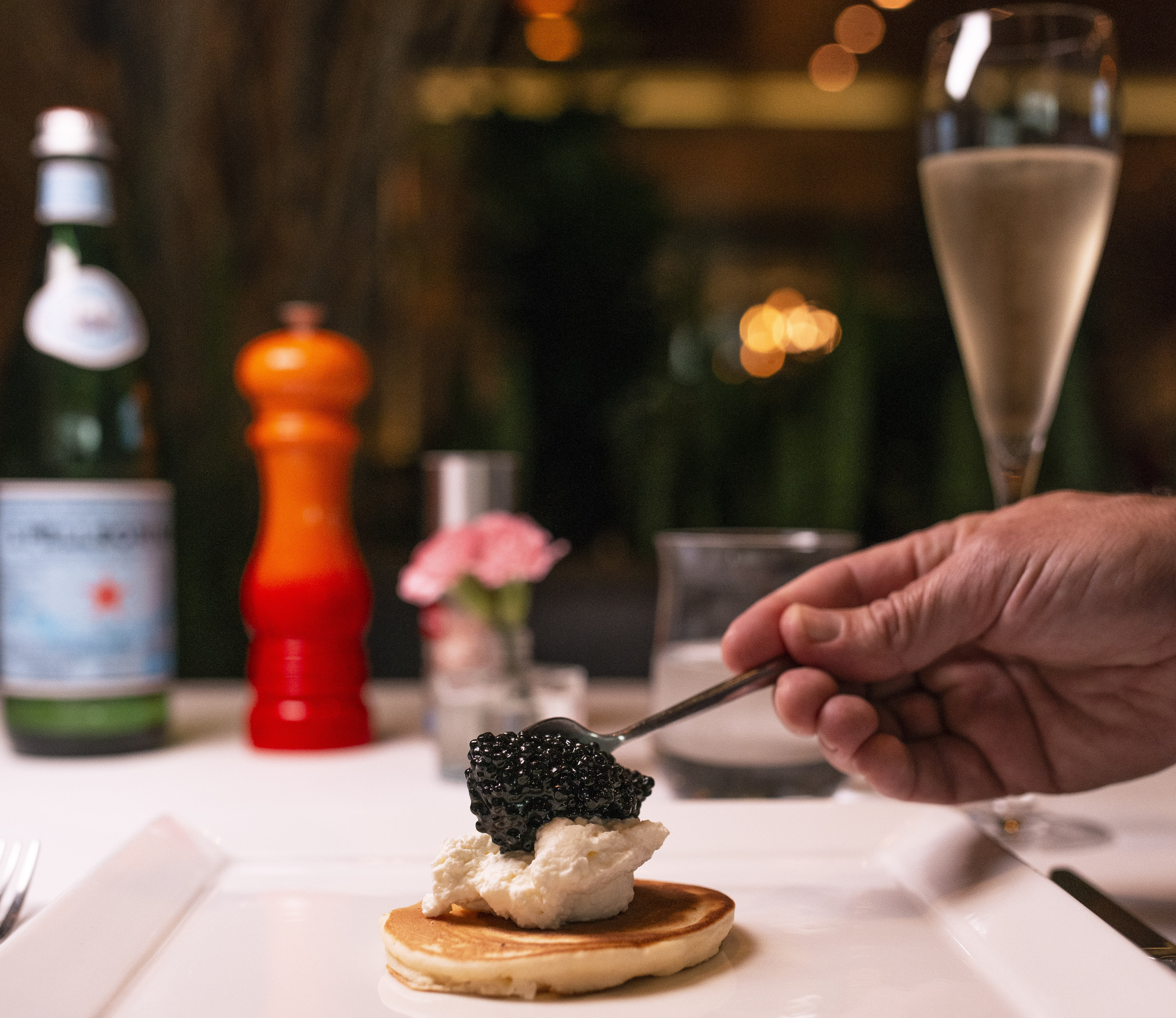 Blinis, caviar e sour cream, um clássico da alta gastronomia internacional, agora no menu de entradas do La Varenne. Blinis, caviar e sour cream, um clássico da alta gastronomia internacional, agora no menu de entradas do La Varenne.