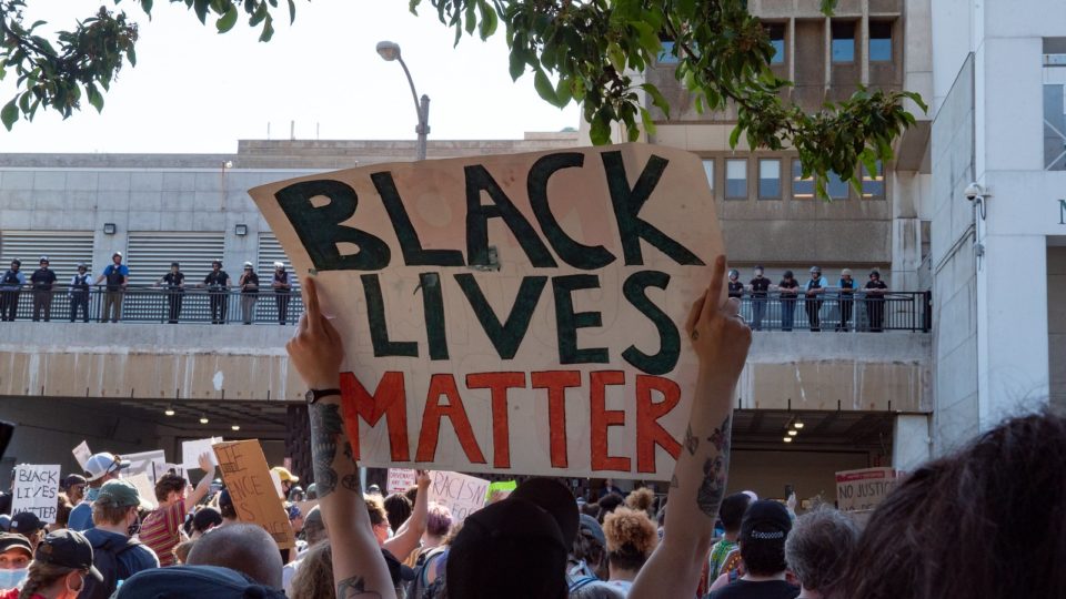 2 a cada 3 americanos acham que Black Lives Matter deve ser investigado por atos violentos 2 a cada 3 americanos acham que Black Lives Matter deve ser investigado por atos violentos