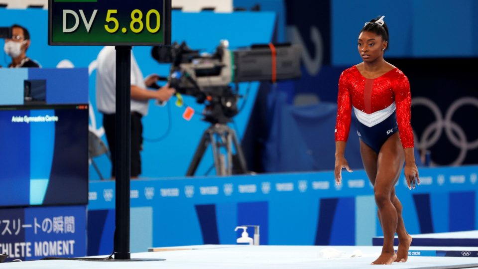 Heróis da desistência A ginasta Simone Biles antes do salto sobre a mesa, única prova de que participou na final olímpica por equipes.