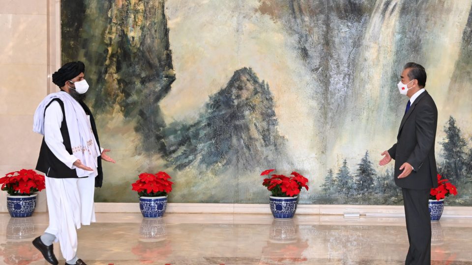 Como a China pretende ocupar o vácuo de poder deixado pelos EUA no Afeganistão Representantes do grupo fundamentalista islâmico Talibã são recebidos pelo ministro de Relações Exteriores da China na cidade chinesa de Tianjin, 28 de julho