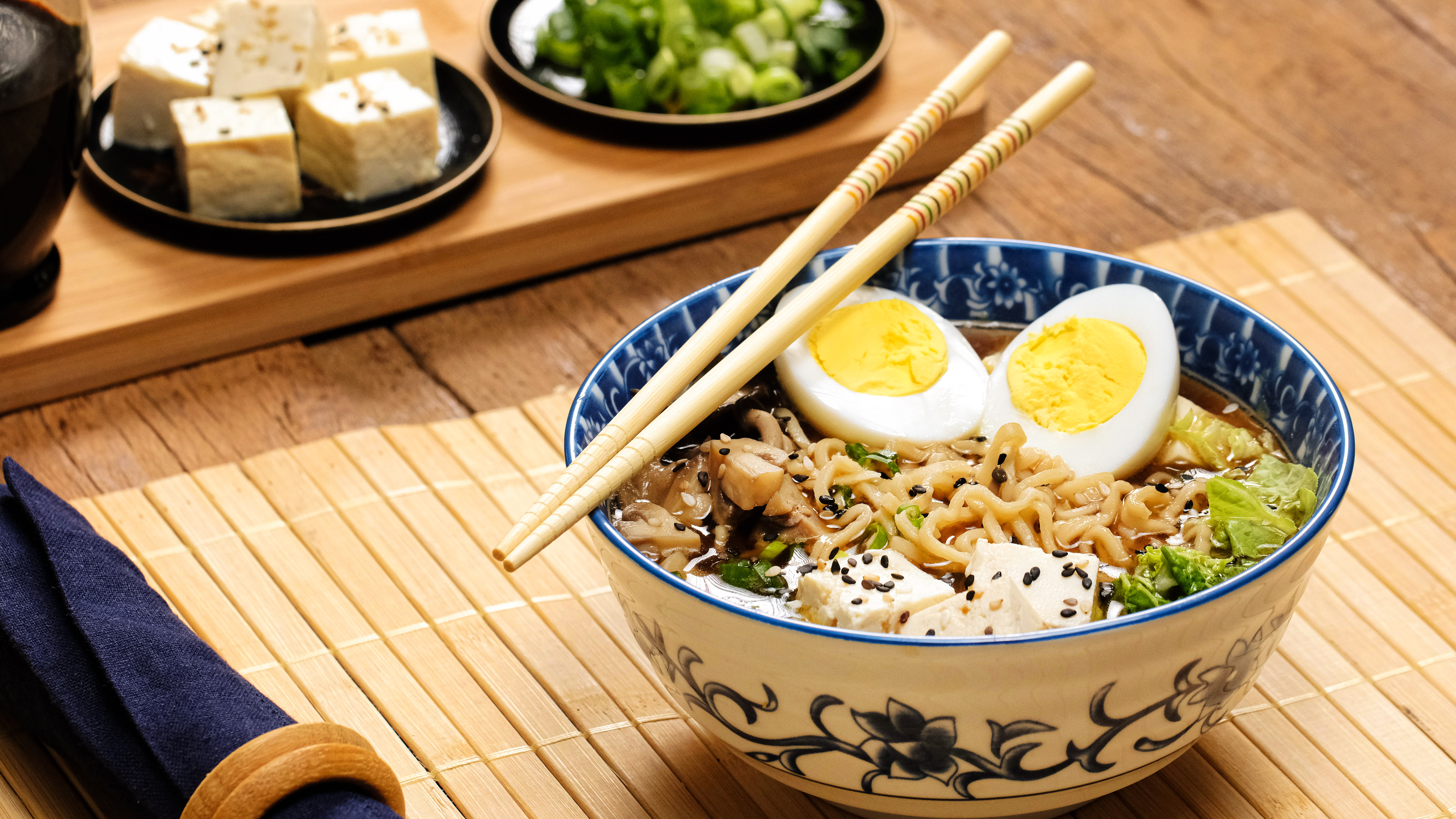 O Lámen de Cogumelos e Tofú leva vários elementos orientais.