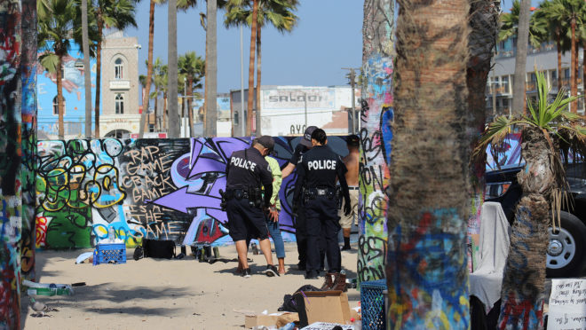 Como Venice Beach, em Los Angeles, virou epicentro de crise de sem-teto - Vimarsana News