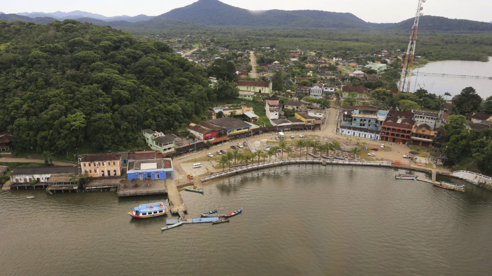 Guaraqueçaba Zero Grau: frio bate recorde em cidade litorânea paranaense Vista aérea de Guaraqueçaba – PR