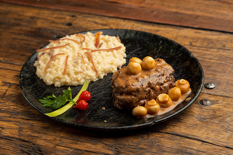 Risoto de brie com alho-poró e presunto de Parma, acompanhado de medalhão de mignon ao molho bordelaise, do Celeiro Restô & Burger. Risoto de brie com alho-poró e presunto de Parma, acompanhado de medalhão de mignon ao molho bordelaise, do Celeiro Restô & Burger.
