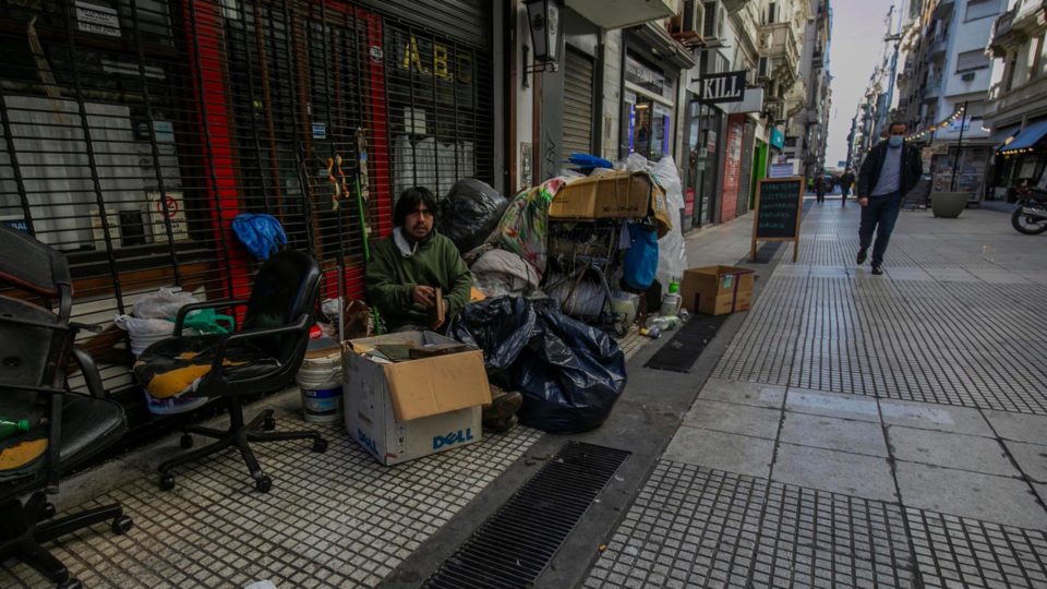 Pandemia aperta classe média na América Latina e reverte décadas de ganhos sociais Pessoa em situação de rua no centro de Buenos Aires, Argentina, 21 de julho