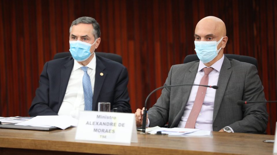TSE abre inquérito contra Bolsonaro após ataques sem provas a urnas eletrônicas Luís Roberto Barroso e Alexandre de Moraes no plenário do TSE
