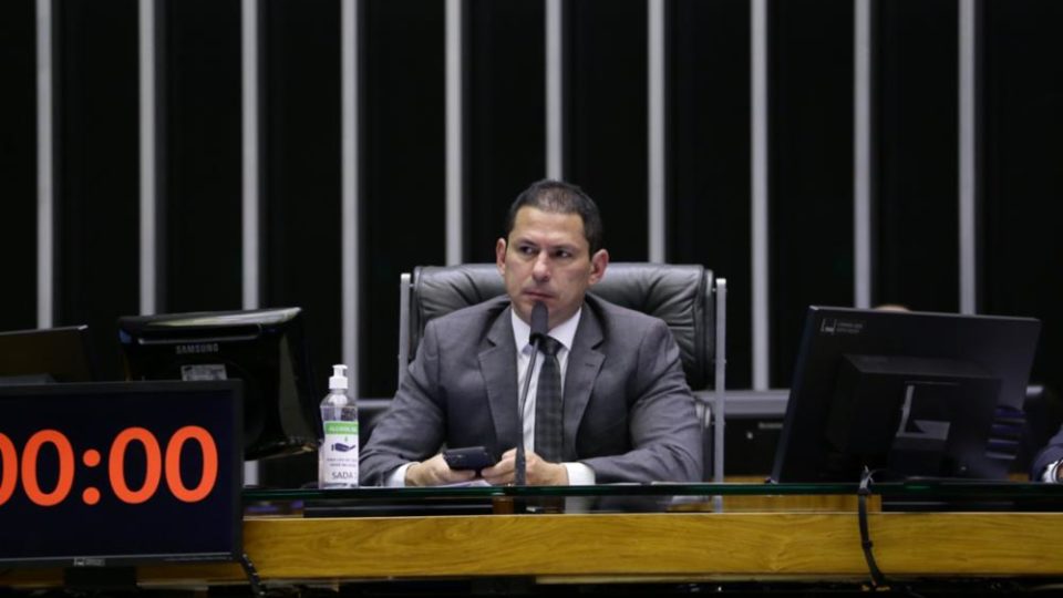 Vice da Câmara diz que avalia abrir impeachment de Bolsonaro na ausência de Lira O deputado Marcelo Ramos na cadeira de presidente da Câmara, no plenário.