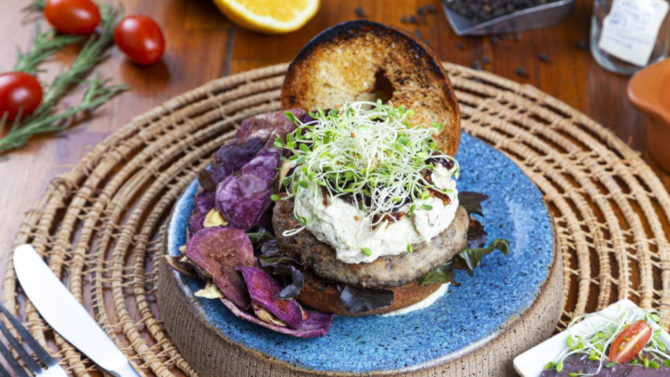 Hambúrguer de cogumelos do Aipo Superfoods mostra que plant-based tem as suas delícias.