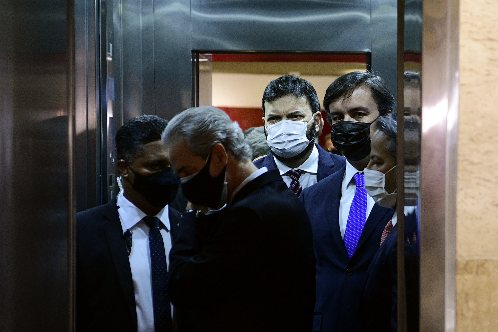 Marcelo Blanco, ao centro, em sua chegada ao Senado