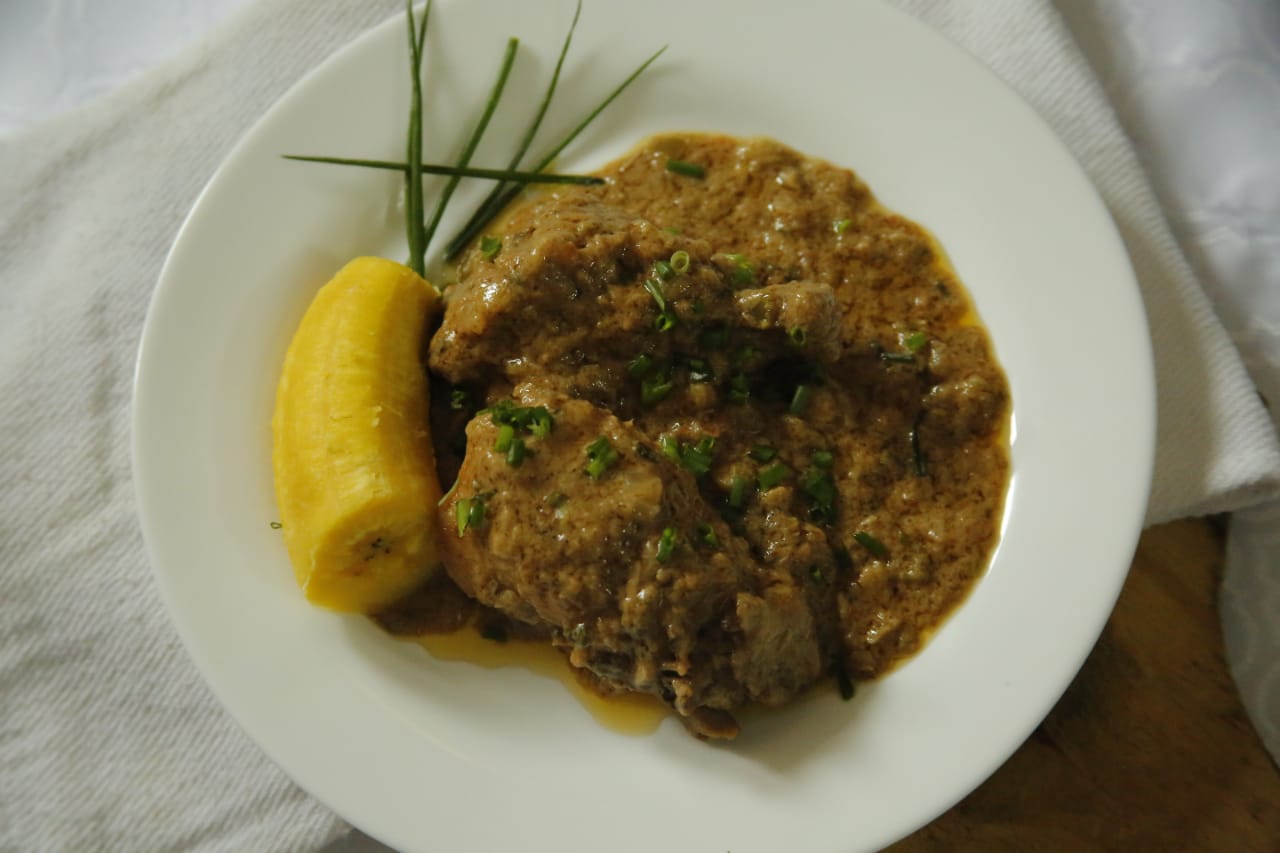 Soso ya muamba (frango com pasta de amendoim) um dos pratos do Merci Afrik.