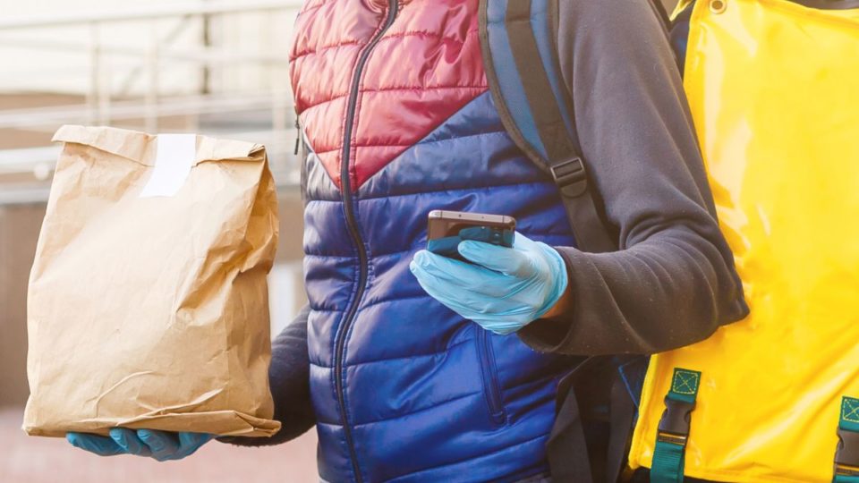 Lei que proíbe plástico em restaurantes de SP abre caminho para expansão da Turtle Box contactless food delivery to customers home. Delivery service worker with thermal backpack quick delivering food at doorstep in quarantine from restaurant, supermarket or cafe . Online ordering food