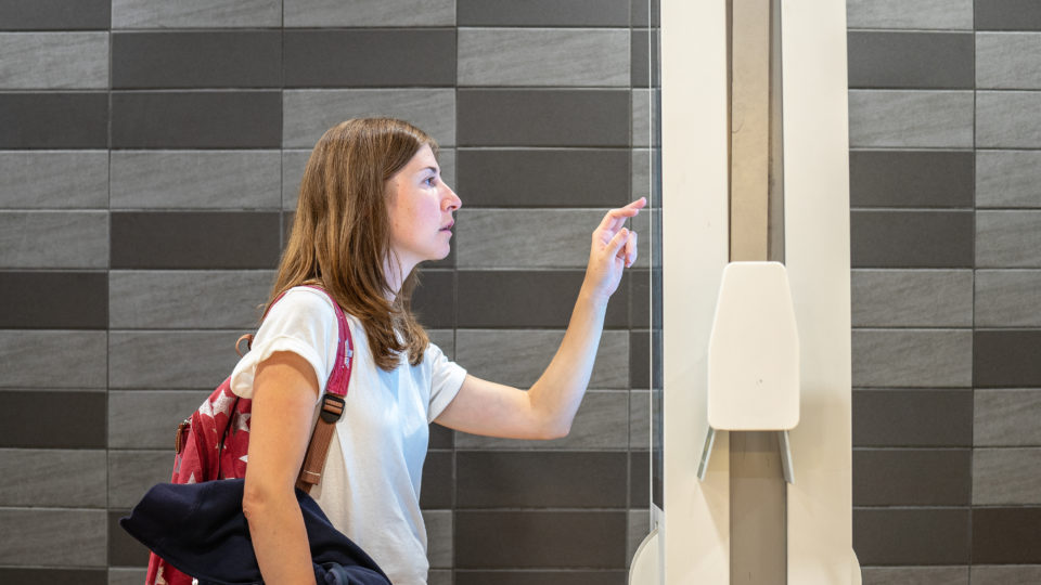 SizeUp investe em machine learning e planeja lançar aplicativo em fevereiro Cambridge, UK, August 1, 2019. McDonalds restaurant digital menu boards self-serve kiosks with touch screen