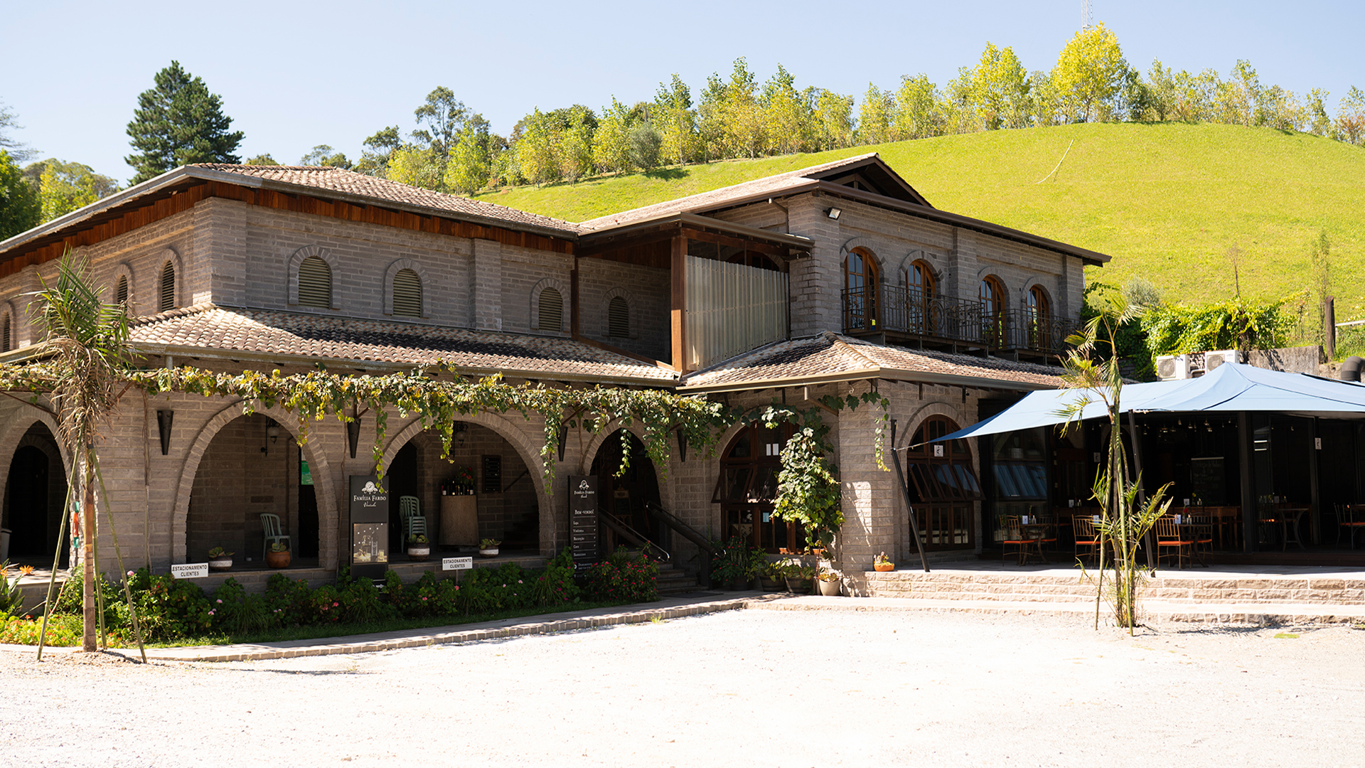 A Vinícola Família Fardo começou a ser construída em 2008, quando o proprietário adquiriu as pipas de madeira e começou a construir a estrutura em pedra basalto