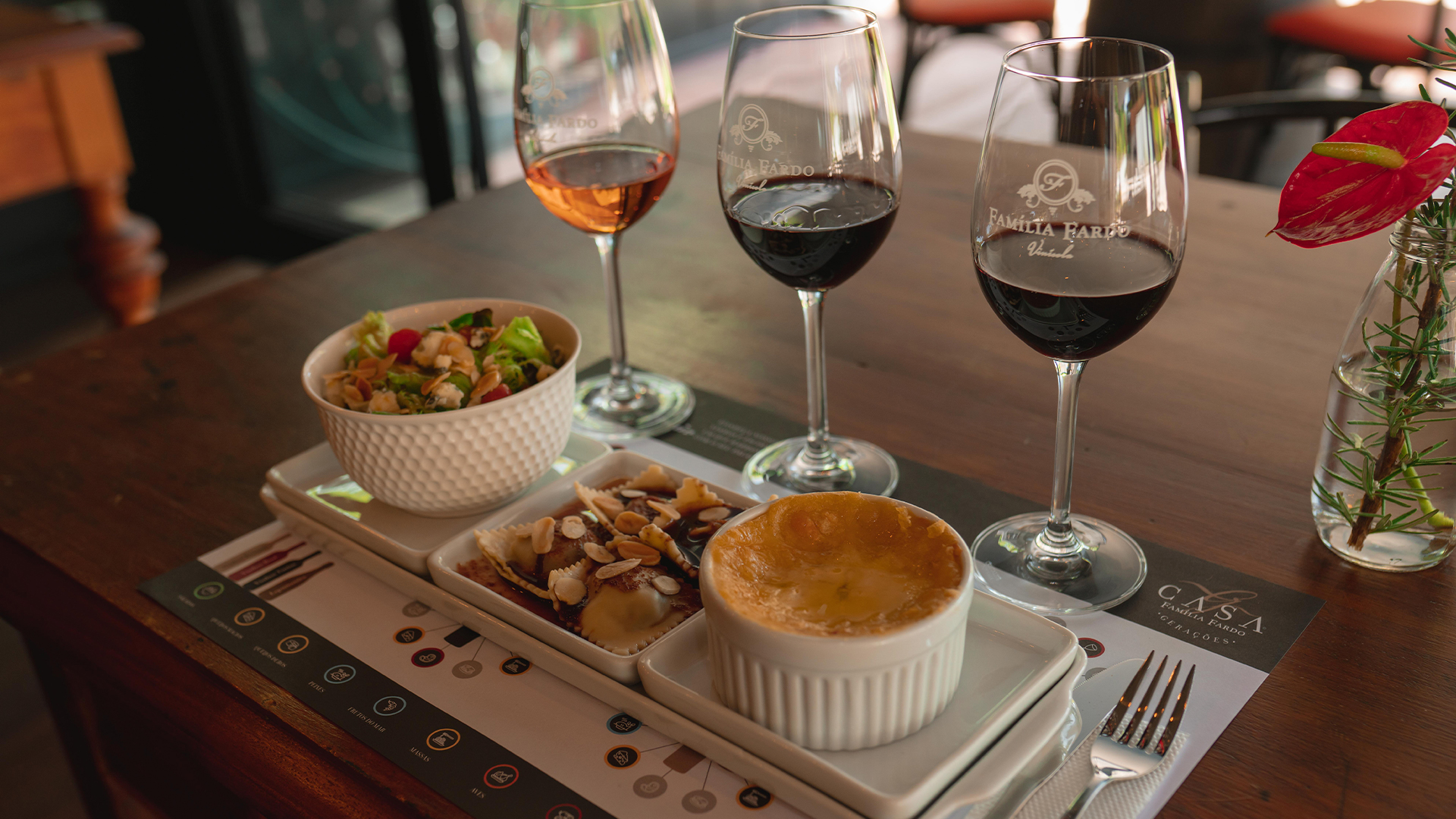 Na visita à Vinícola Família Fardo, turistas podem conhecer o processo de produção e saborear bons vinhos, com cardápio de harmonização