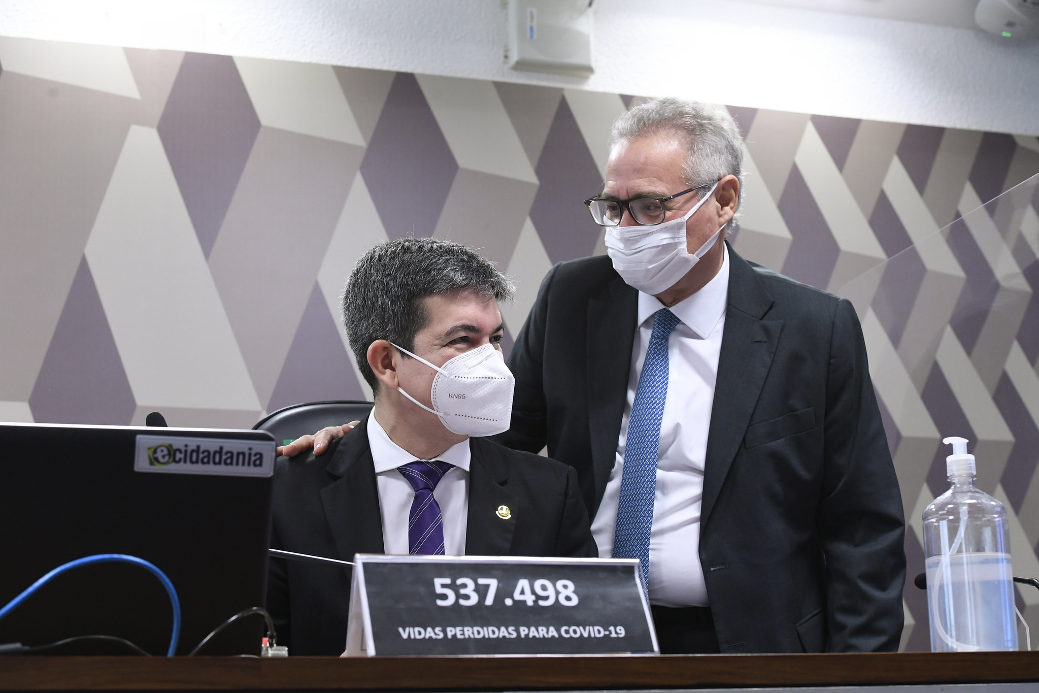 Os senadores Randolfe Rodrigues (Rede-AP) e Renan Calheiros (MDB-AL)