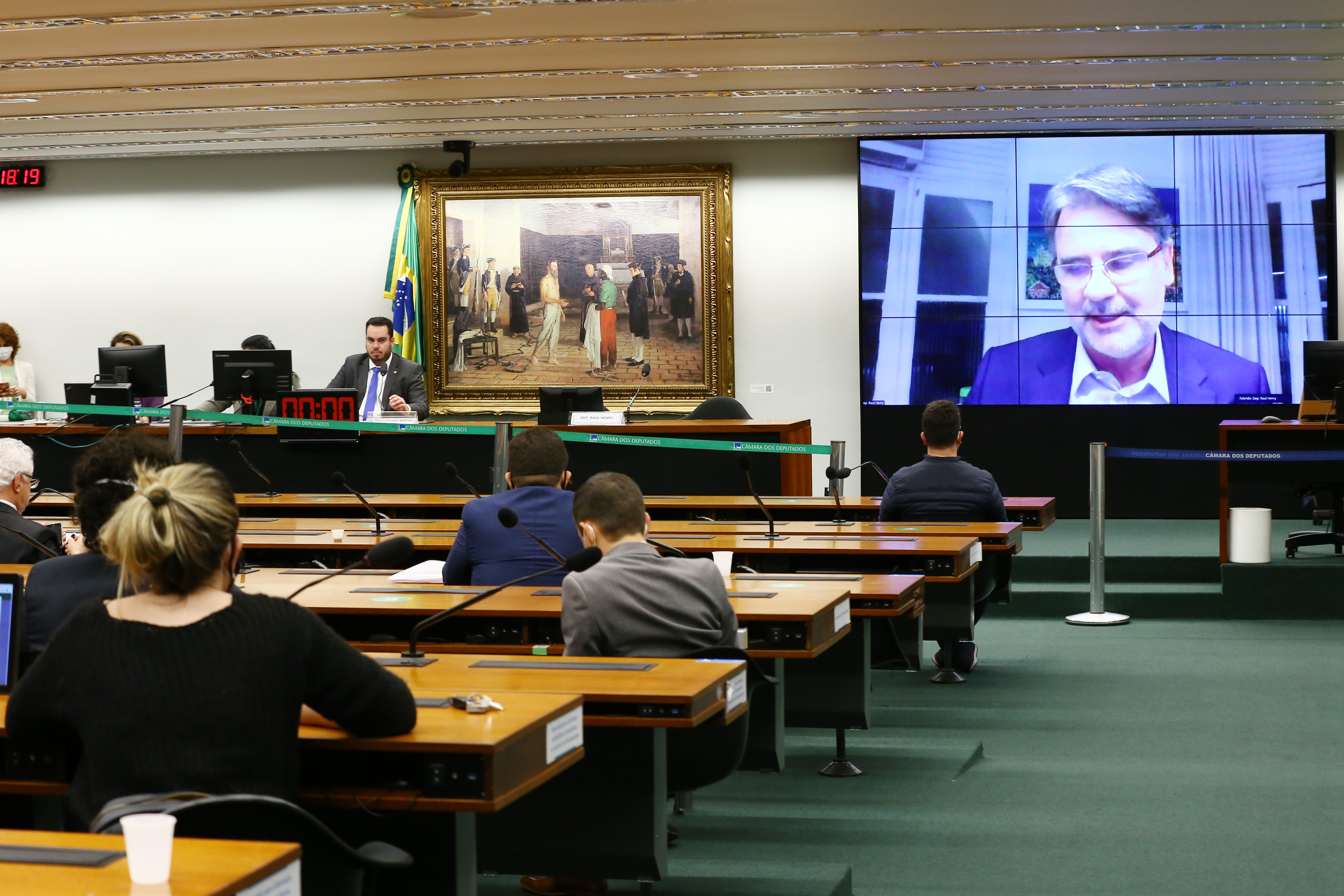 Sessão da comissão que discute voto impresso; no telão, o relator Raul Henry