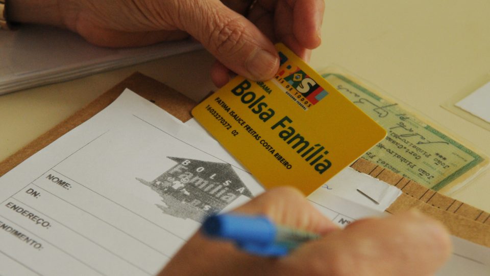 Auxílio Brasil pode custar R$ 61,2 bilhões, quase o dobro do previsto no Orçamento O Auxílio Brasil, novo programa social do governo federal que irá substituir o Bolsa Família, deve custar R$ 61,2 bilhões.