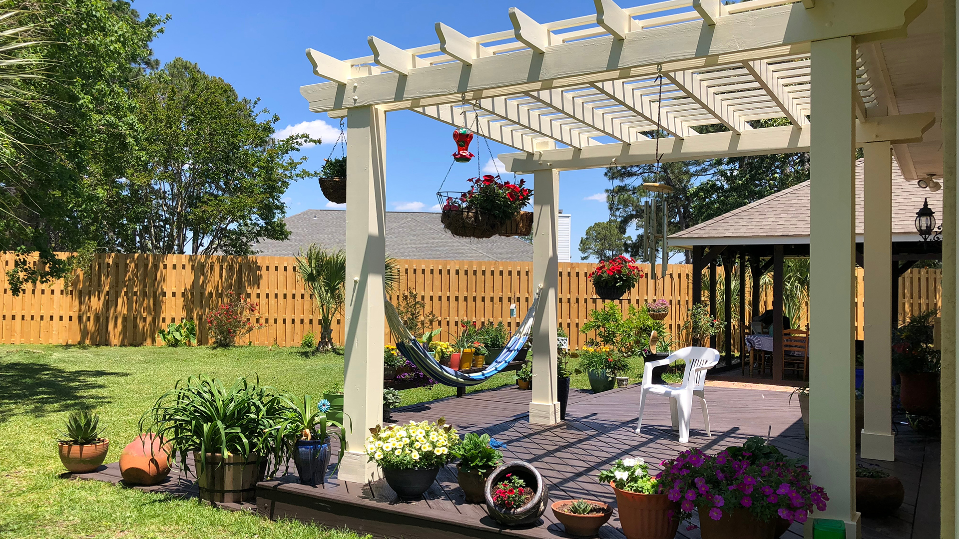 Além de beleza e conforto, pergolados também são ótimos para refinar o design da luz natural no jardim