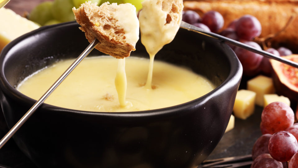O fondue é um prato típico da Suíça, preparado com queijos ou chocolate
