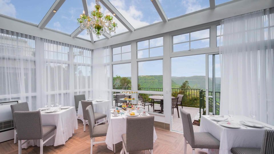 Restaurante Belvedere Mountain fica dentro do Castelo Saint Germain e possui vista para o Vale do Quilombo.