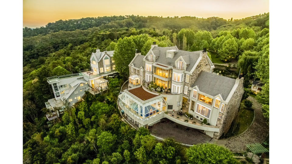 Castelo Saint Andrews fica localizado no meio das montanhas, com vista para o Vale do Quilombo