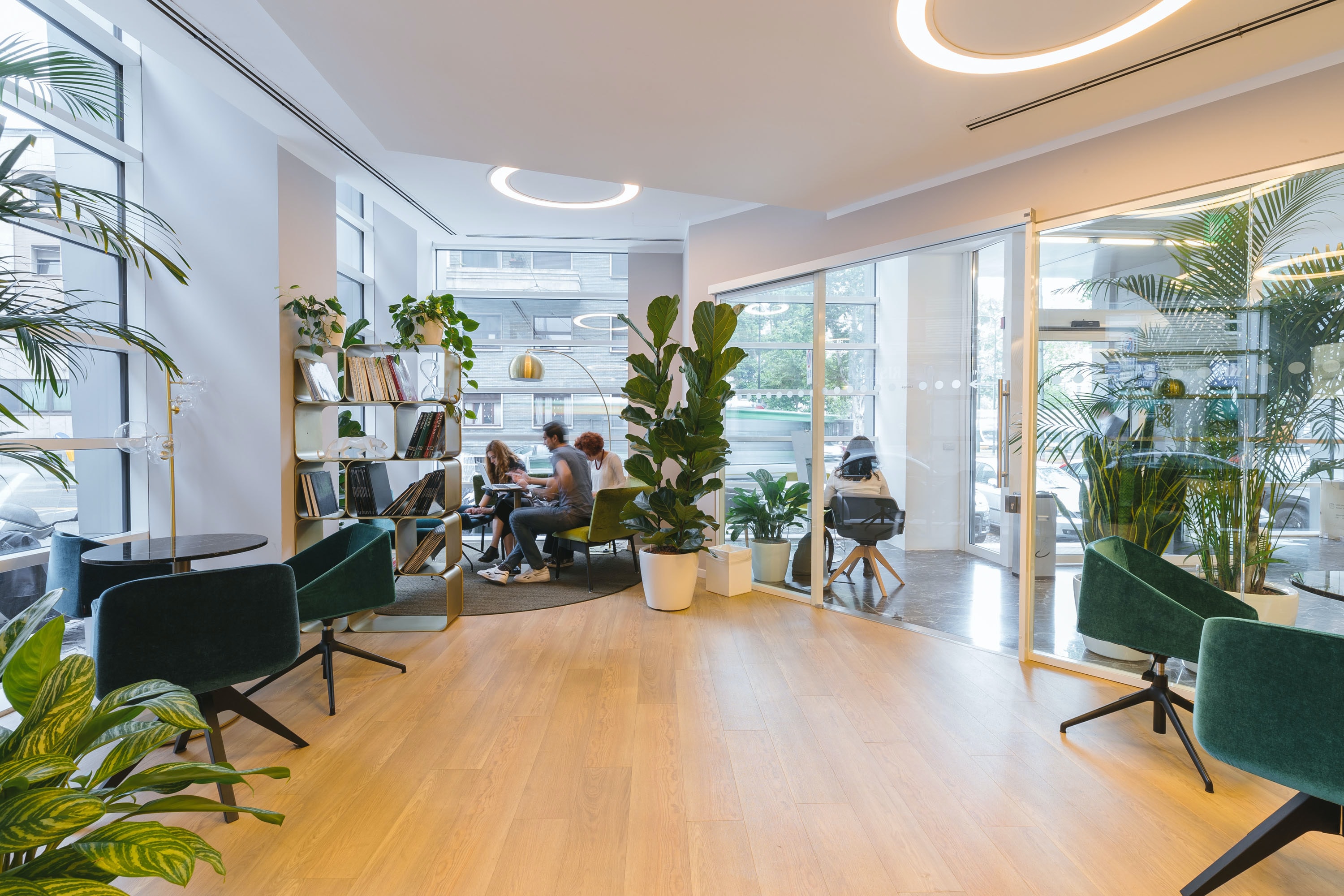 Manter plantas no ambiente de trabalho ajuda no processo criativo e de concentração. Manter plantas no ambiente de trabalho ajuda no processo criativo e de concentração.