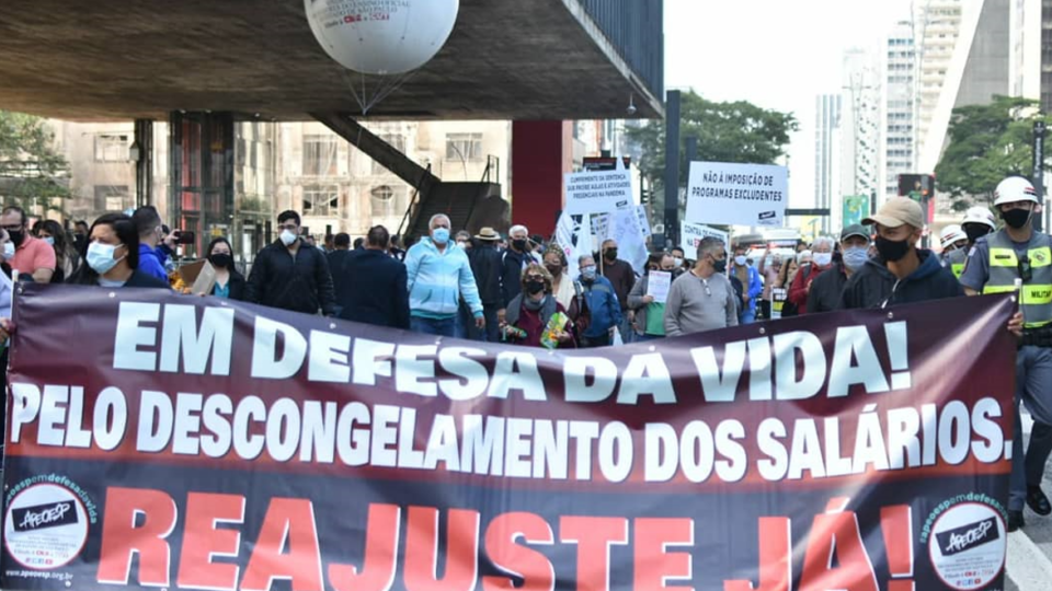 Sindicato tenta impedir volta às aulas presenciais até que servidores recebam 2ª dose da vacina