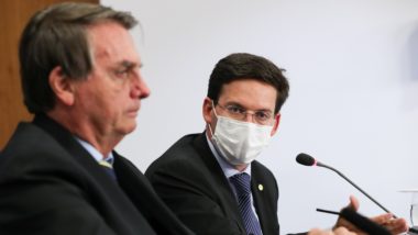 Novo Bolsa Família permite desconto de até 30% do benefício para empréstimo consignado O presidente João Bolsonaro e o ministro João Roma: Ministério da Cidadania ainda vai definir as condições dos empréstimos consignados que serão permitidos dentro do Auxílio Brasil, sucessor do Bolsa Famíla.