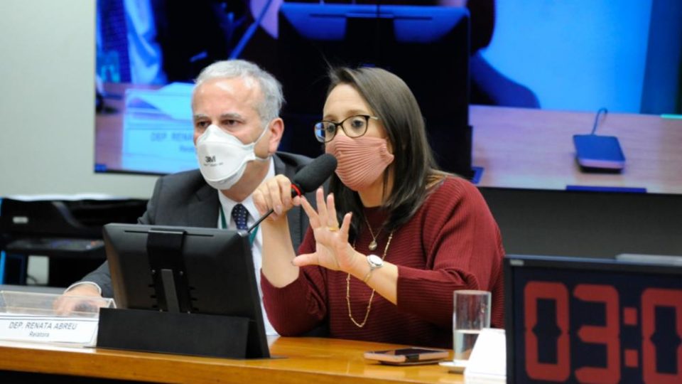 A deputada Renata Abreu (Podemos-SP), durante sessão da comissão especial da PEC da reforma eleitoral, que propõe o fim do segundo turno