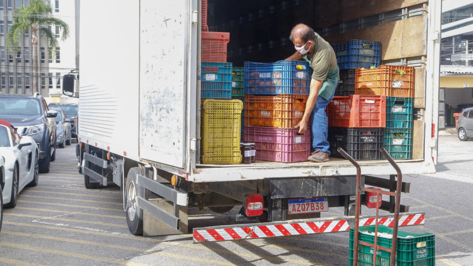 Programa do PR de segurança alimentar na pandemia concorre a prêmio nacional Caminhão do Compra Direta Paraná entrega produtos de cooperativa na Santa Casa, em Curitiba