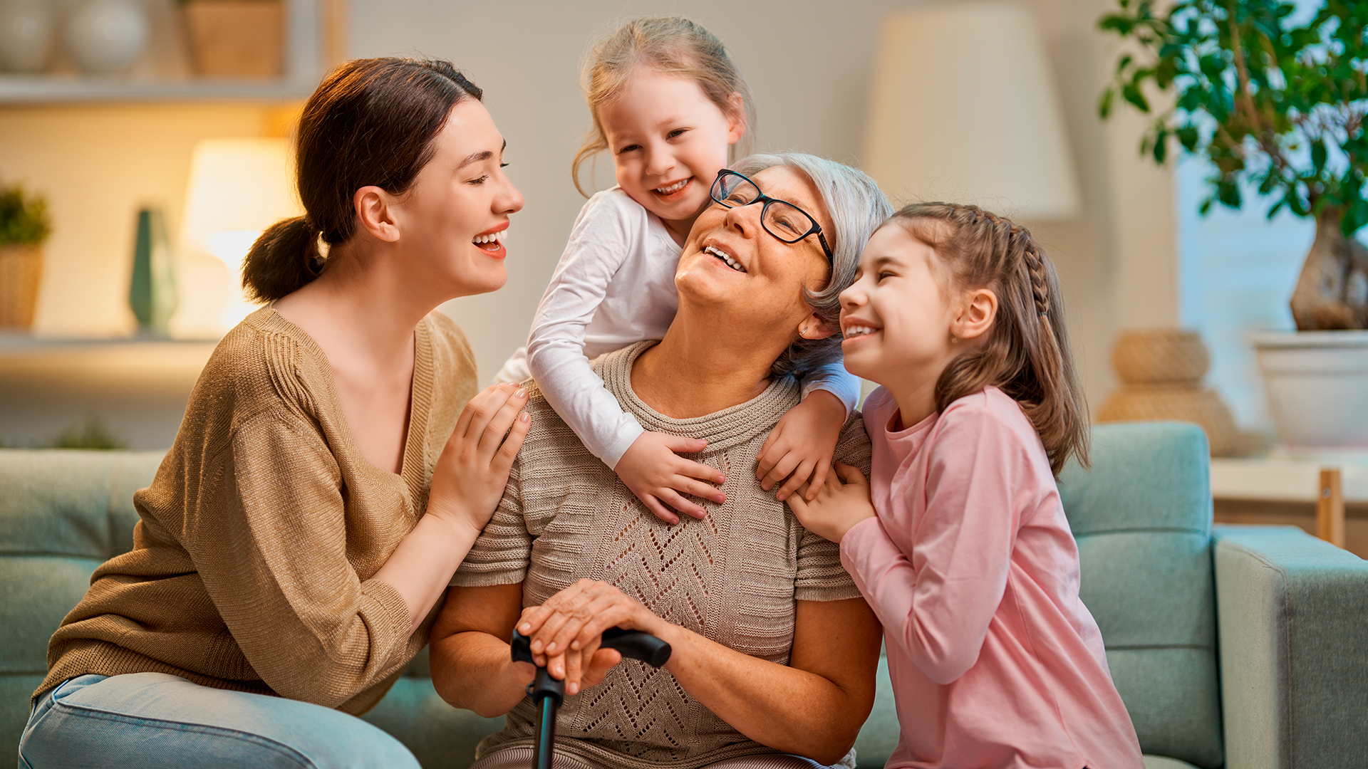 Idosos podem passar a precisar de cuidados específicos e presença familiar é essencial